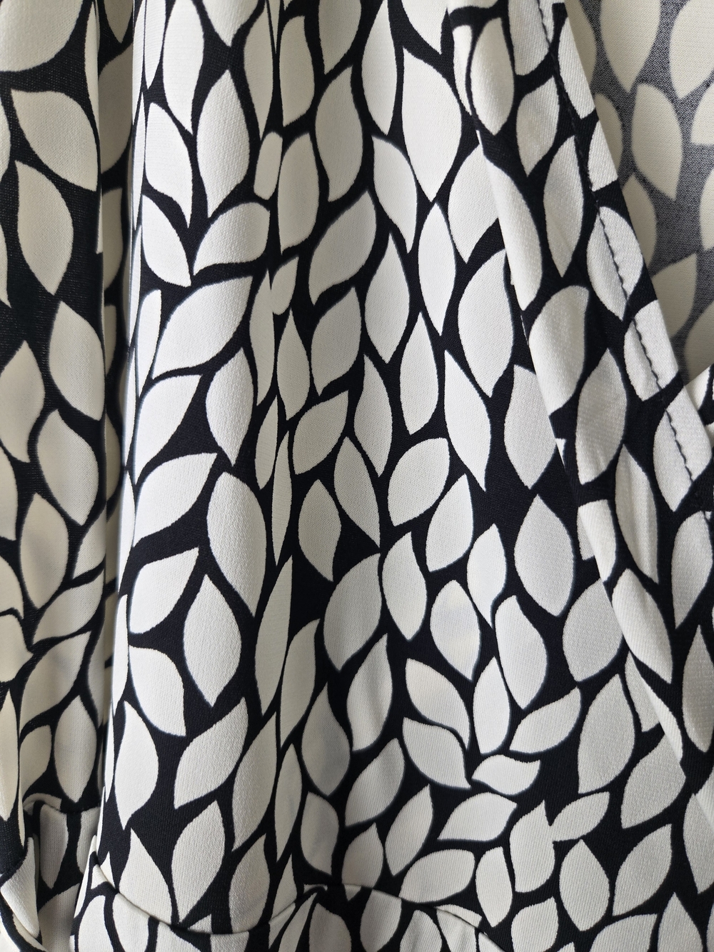London Times Black & White Leaf-Print Midi Wrap Dress-Size 12 - Picture 4 of 13